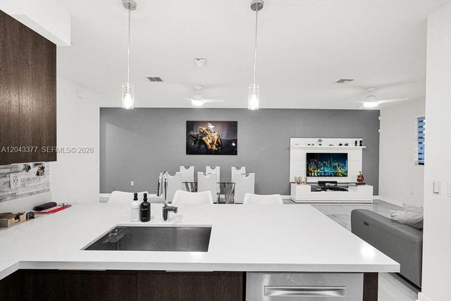 10533 NW 81st St, Doral, FL 33178