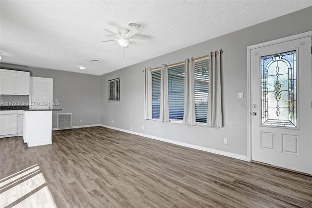 949 SE 10th Ct, Pompano Beach, FL 33060