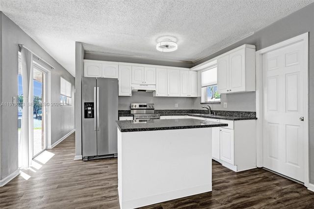 949 SE 10th Ct, Pompano Beach, FL 33060