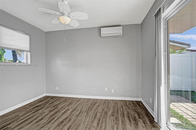 949 SE 10th Ct, Pompano Beach, FL 33060