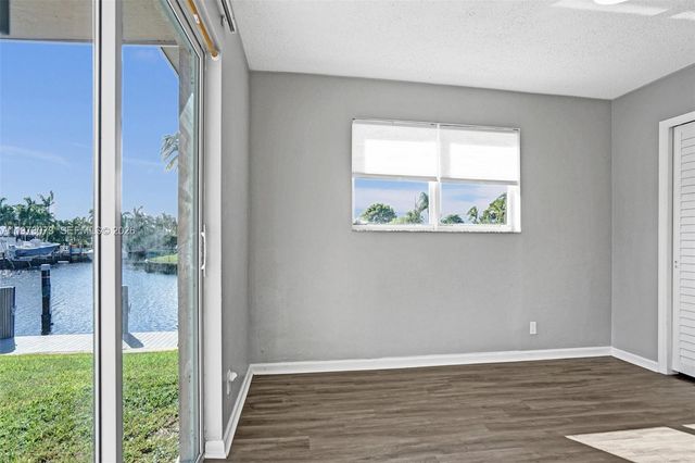 949 SE 10th Ct, Pompano Beach, FL 33060