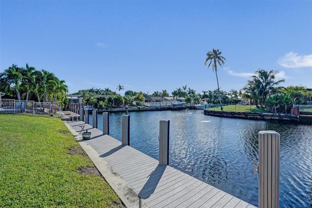 949 SE 10th Ct, Pompano Beach, FL 33060