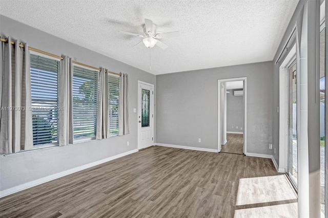 949 SE 10th Ct, Pompano Beach, FL 33060