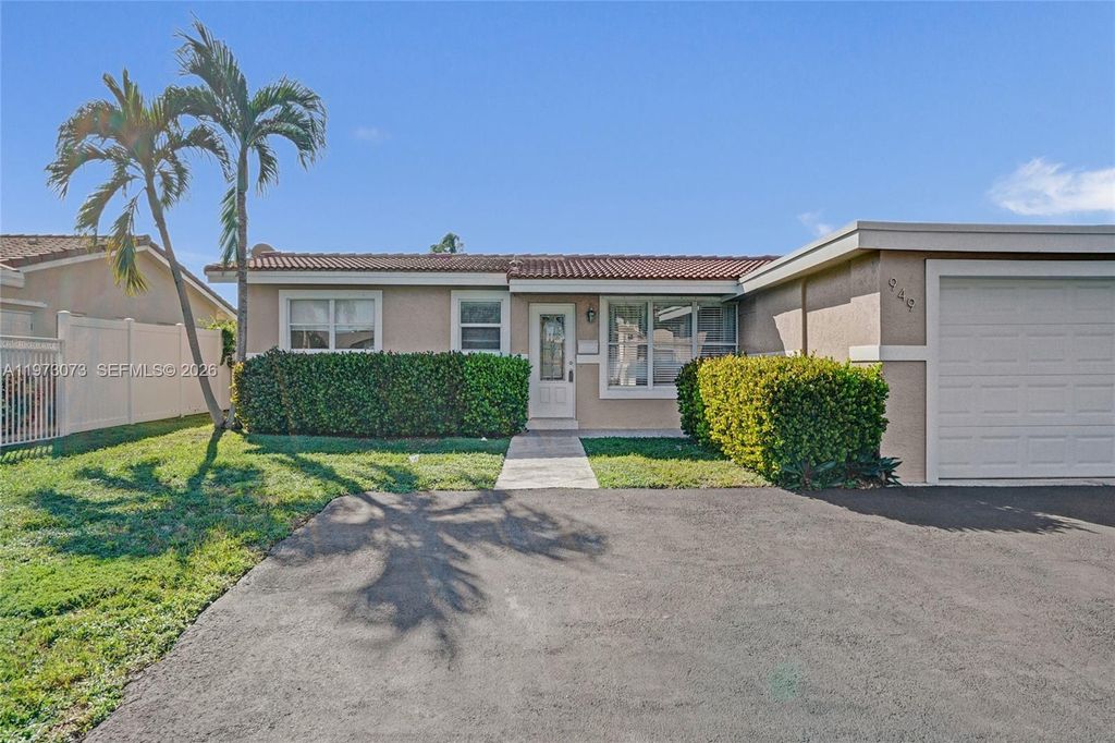 949 SE 10th Ct, Pompano Beach, FL 33060