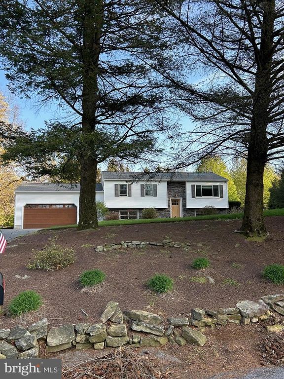 18 DEER PATH RD, Robesonia, PA 19551