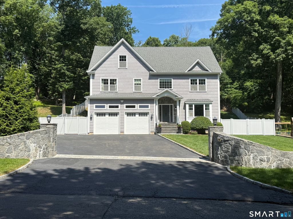 17 Woodlawn Drive, Trumbull, CT 06611