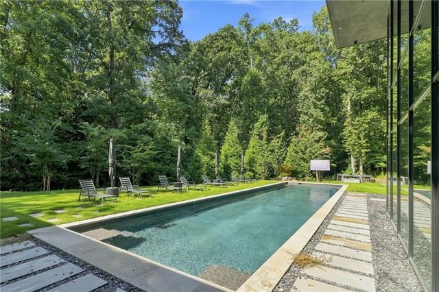2716 Ridgewood Road NW, Atlanta, GA 30327