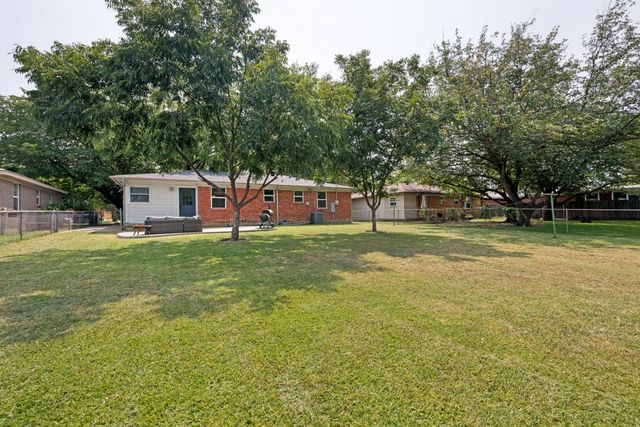 1009 Zelda Drive, Hurst, TX 76053