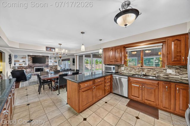 38921 Santa Barbara Street, Clinton Charter Township, MI 48036