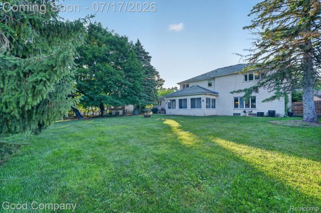 38921 Santa Barbara Street, Clinton Charter Township, MI 48036
