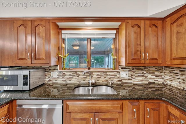 38921 Santa Barbara Street, Clinton Charter Township, MI 48036