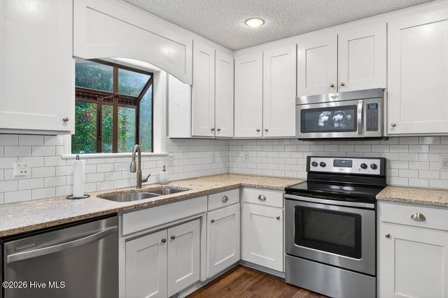 2003 Pinetree Drive, New Bern, NC 28562