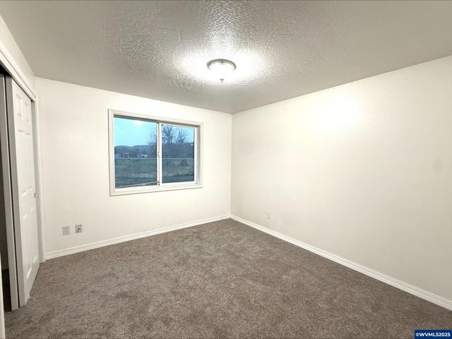 454 NE Elm St, Sheridan, OR 97378