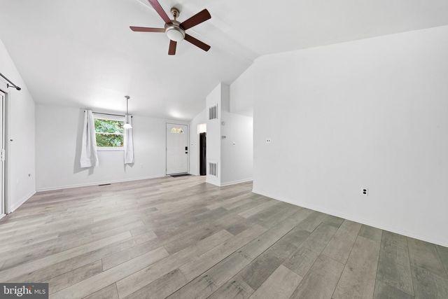 371 OAK HILL RD, Berkeley Springs, WV 25411