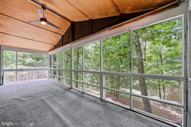 371 OAK HILL RD, Berkeley Springs, WV 25411