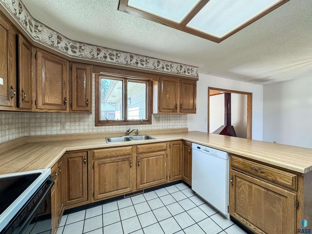 2301 S Wellington Ave Avenue, Sioux Falls, SD 57106