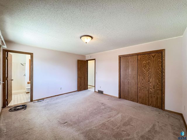 2301 S Wellington Ave Avenue, Sioux Falls, SD 57106