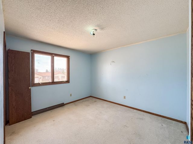 2301 S Wellington Ave Avenue, Sioux Falls, SD 57106