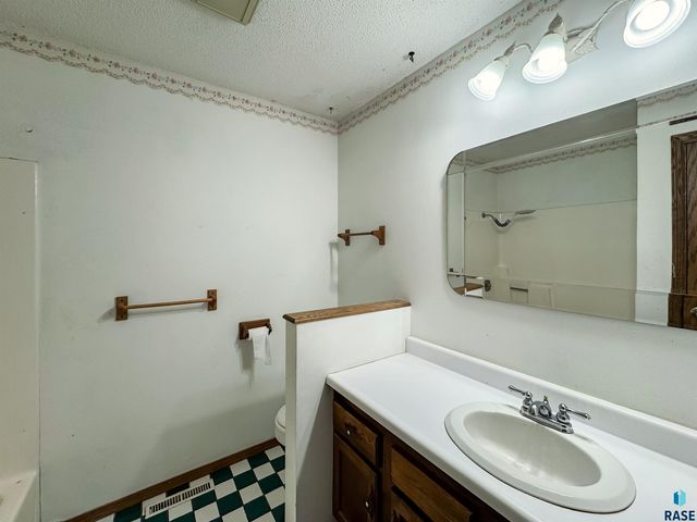 2301 S Wellington Ave Avenue, Sioux Falls, SD 57106