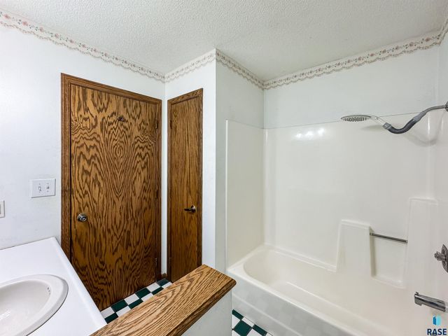 2301 S Wellington Ave Avenue, Sioux Falls, SD 57106