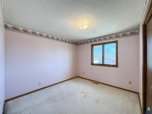 2301 S Wellington Ave Avenue, Sioux Falls, SD 57106