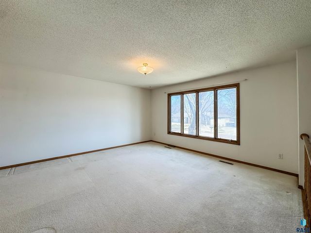 2301 S Wellington Ave Avenue, Sioux Falls, SD 57106