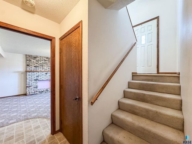 2301 S Wellington Ave Avenue, Sioux Falls, SD 57106