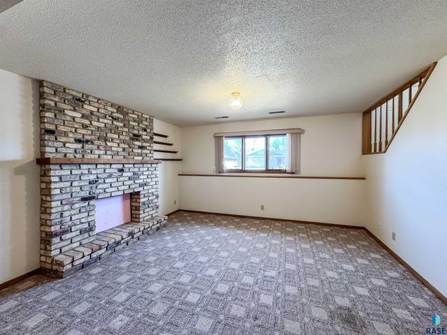 2301 S Wellington Ave Avenue, Sioux Falls, SD 57106