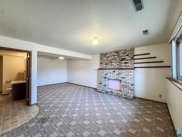 2301 S Wellington Ave Avenue, Sioux Falls, SD 57106