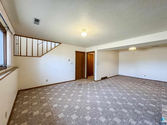 2301 S Wellington Ave Avenue, Sioux Falls, SD 57106