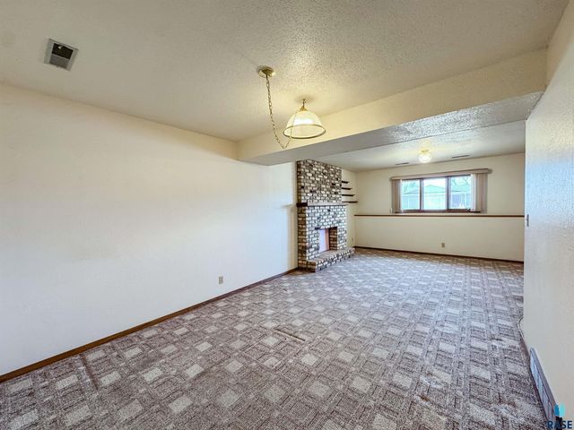 2301 S Wellington Ave Avenue, Sioux Falls, SD 57106