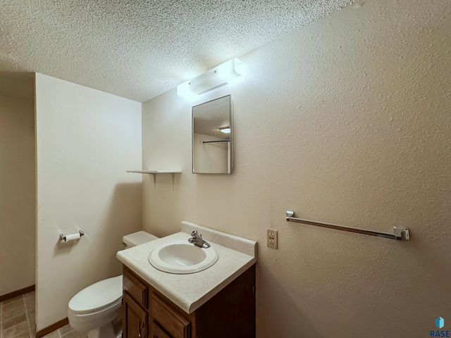 2301 S Wellington Ave Avenue, Sioux Falls, SD 57106