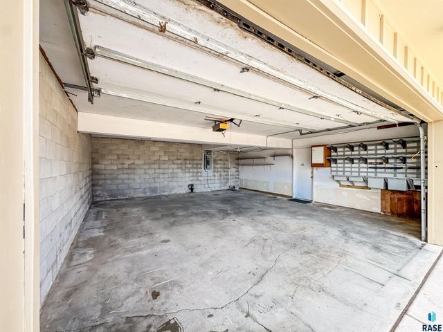 2301 S Wellington Ave Avenue, Sioux Falls, SD 57106