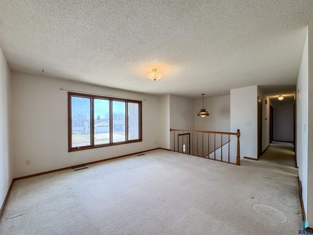 2301 S Wellington Ave Avenue, Sioux Falls, SD 57106