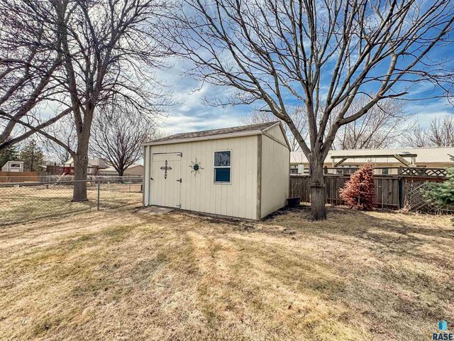 2301 S Wellington Ave Avenue, Sioux Falls, SD 57106