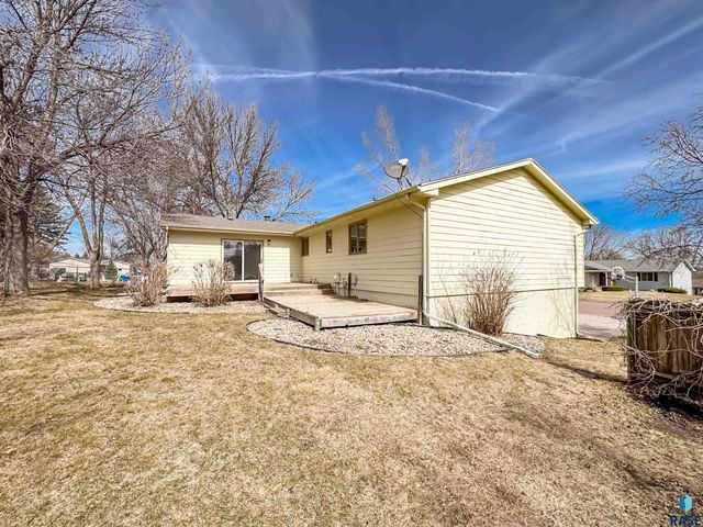 2301 S Wellington Ave Avenue, Sioux Falls, SD 57106