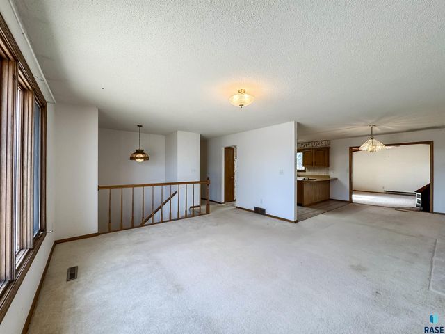 2301 S Wellington Ave Avenue, Sioux Falls, SD 57106