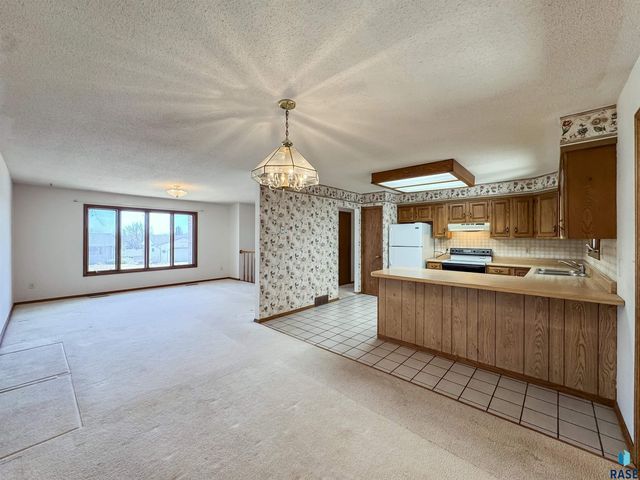 2301 S Wellington Ave Avenue, Sioux Falls, SD 57106