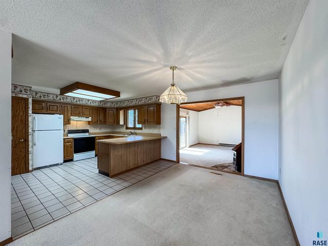 2301 S Wellington Ave Avenue, Sioux Falls, SD 57106