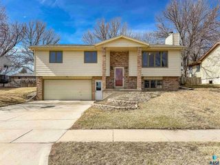 2301 S Wellington Ave Avenue, Sioux Falls, SD 57106