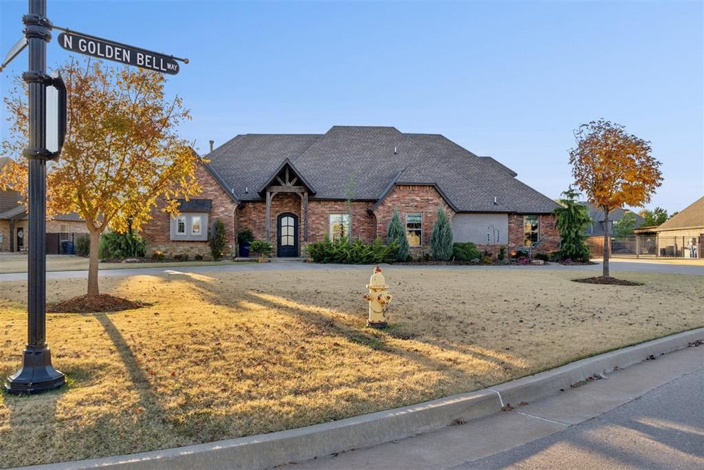 1401 N Golden Bell Way, Mustang, OK 73064
