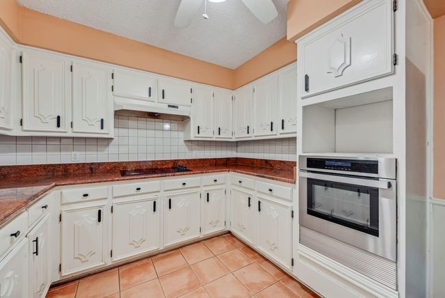 2805 Oak Valley Drive, Arlington, TX 76016