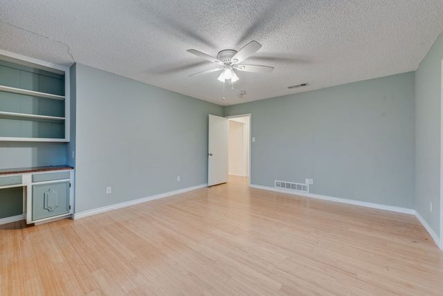 2805 Oak Valley Drive, Arlington, TX 76016