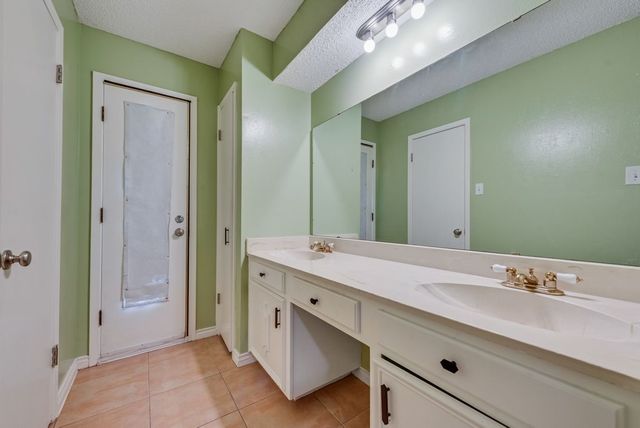 2805 Oak Valley Drive, Arlington, TX 76016