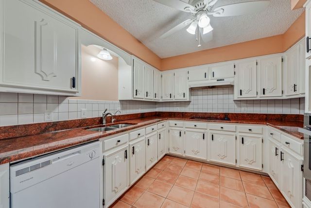 2805 Oak Valley Drive, Arlington, TX 76016