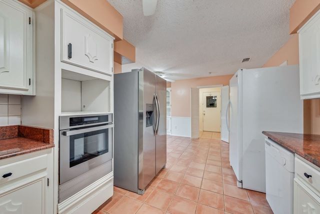 2805 Oak Valley Drive, Arlington, TX 76016