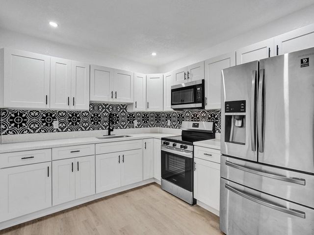 3661 NE 8th Avenue, Oakland Park, FL 33334