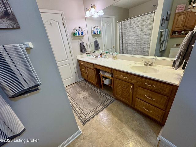 9231 Hawthorne Pointe Dr, Louisville, KY 40272