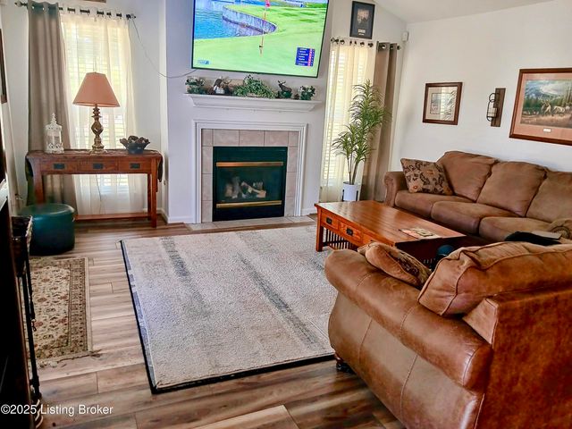 9231 Hawthorne Pointe Dr, Louisville, KY 40272