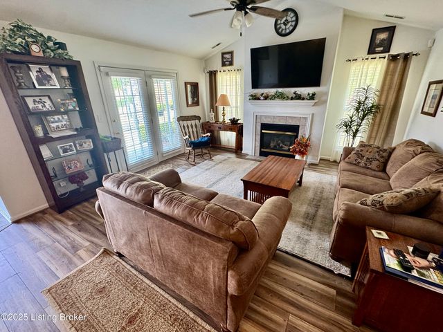 9231 Hawthorne Pointe Dr, Louisville, KY 40272